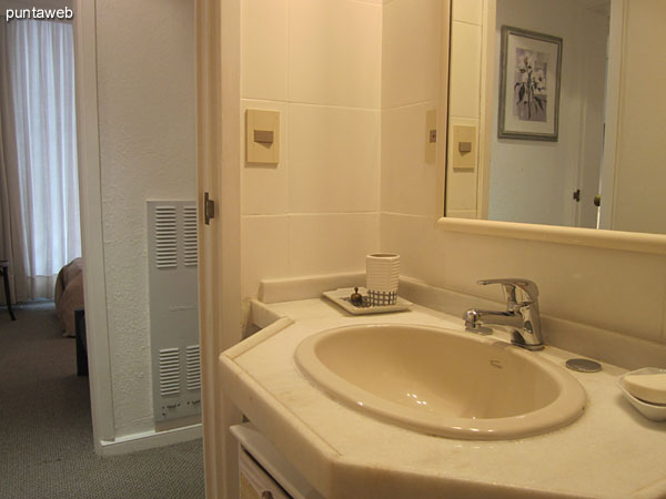 Second bathroom. Located to the right of the hallway that connects the bedrooms.<br><br>Conditioning with shower and screen.