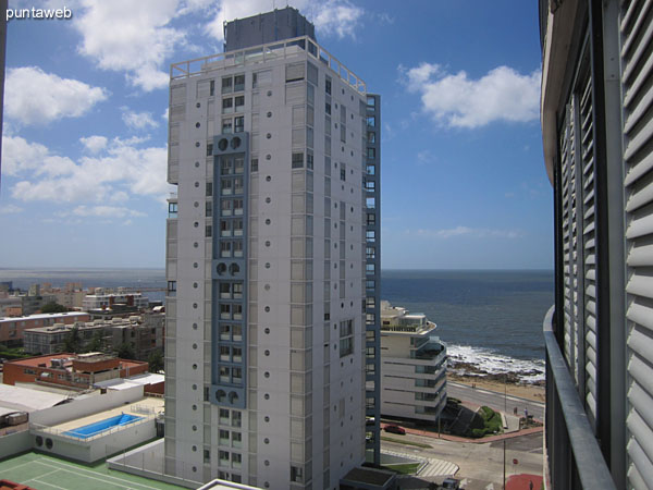 Vista hacia el puerto de yates desde la ventana del tercer dormitorio.