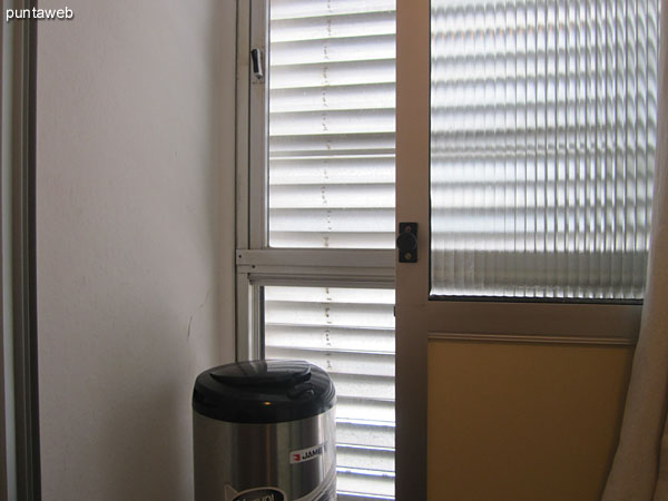 Vista general del dormitorio de servicio. La ventana da hacia el espacio de lavadero al frente del edificio.