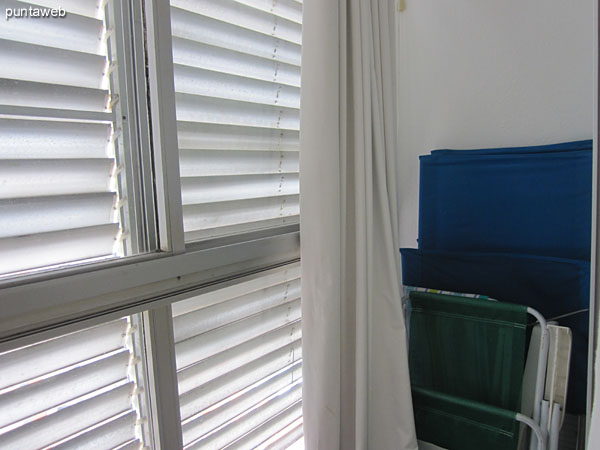 Detalle de cerramientos en aluminio de la ventana del dormitorio de servicio y puerta de acceso al lavadero.