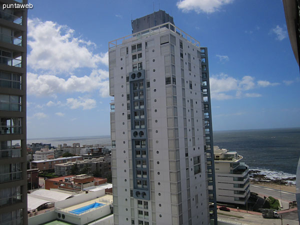 Vista hacia el puerto de yates desde la ventana del lavadero.