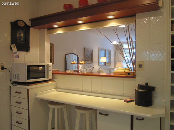 Kitchen. Access from the shield of service.<br><br>Right, shelves and drawers. To the left of the refrigerator. At the back door access to the kitchen from inside the apartment.