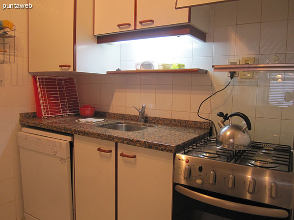 Vista desde el interior de la cocina al centro del ambiente hacia el living comedor a travs de la barra de madera.