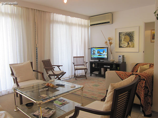 Entrance to the apartment. To the right of the image access to the kitchen.<br><br>In the background, the living room.