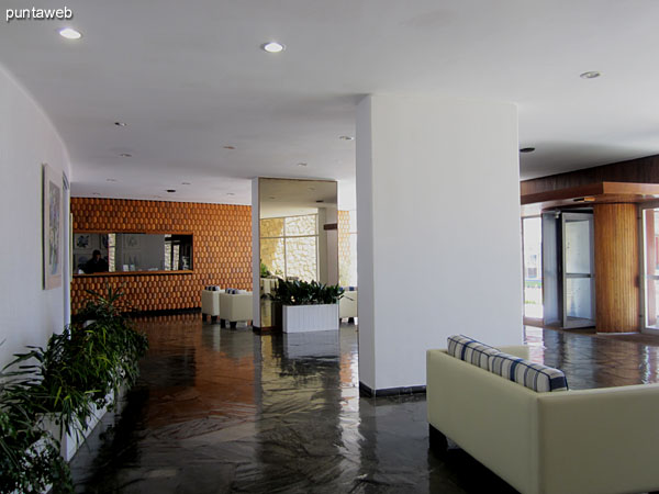 General view of the lobby of the building.