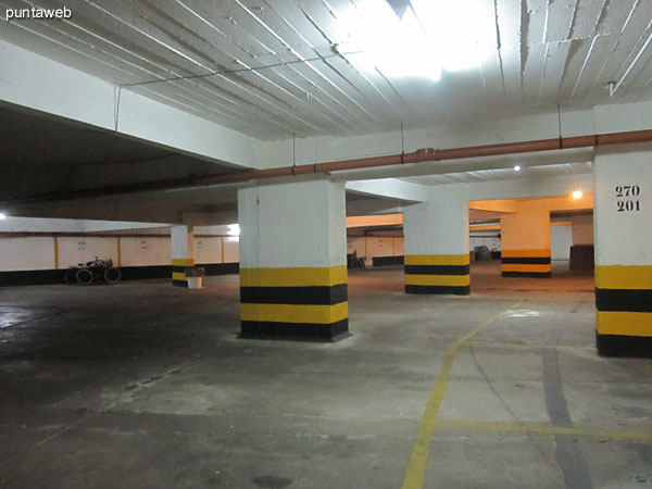 Overview of the garage in the basement.