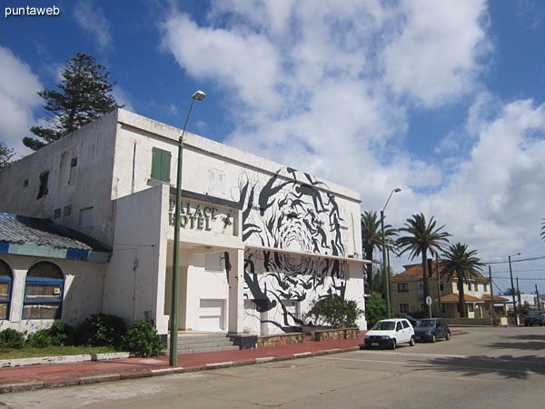 Entorno del edificio. Escultura en hierro del escultor puntaesteo Ral Sampayo.