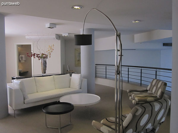 Sala de lectura para adultos en el entrepiso de la recepcin del edificio.