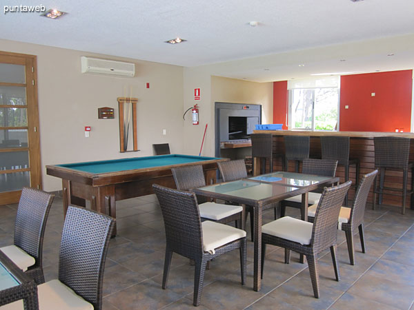 General view of the pool and chairs from access to barbecue sector.