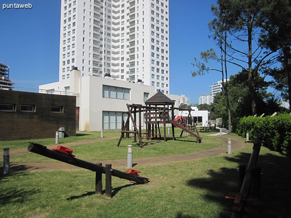 Sector garden on the property conditioning the building with games for children.