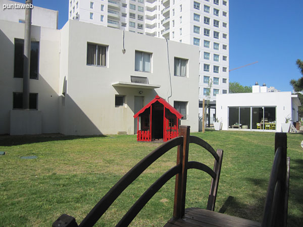 Sector garden on the property conditioning the building with games for children.