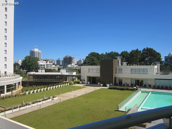 Vista hacia la entrada al conjunto de edificios desde el balcn del living comedor.