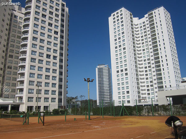 Facade of the building on Av. Roosevelt facing east.<br><br>The apartment offers views of the center of the property, outdoor pool and tennis court.