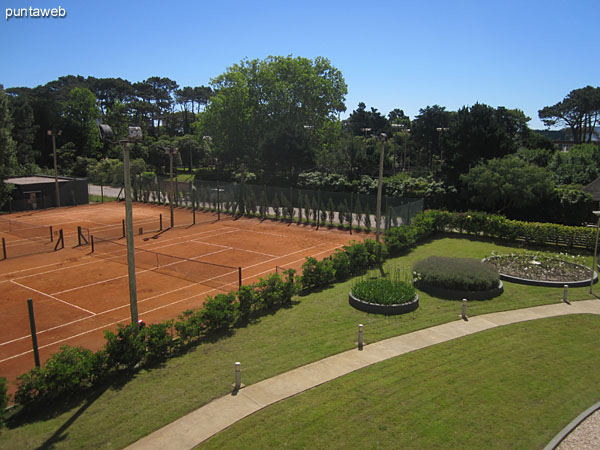 Vista de las dos torres de Ocean Drive desde la cancha de tenis de polvo de ladrillo.