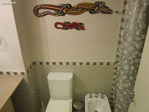 Bao en suite del segundo dormitorio. Acondicionado con ducha  y cortina de bao.