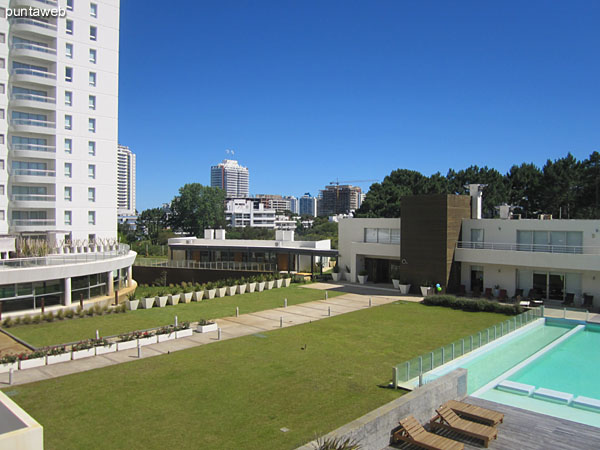 Vista hacia la entrada al predio cercado de los edificios Ocean Drive desde la ventana del tercer dormitorio.