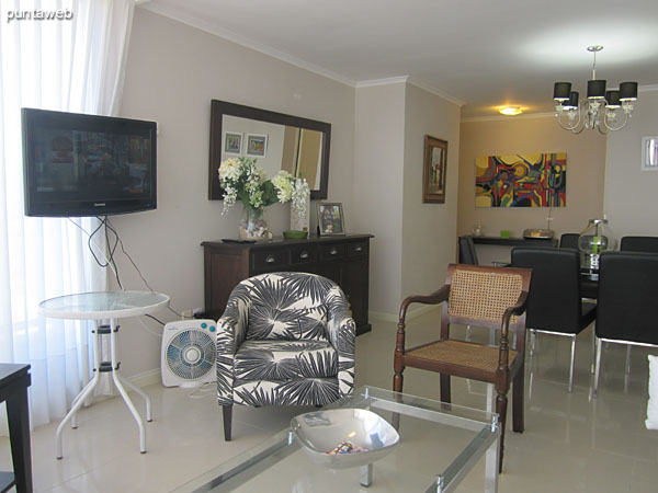 Entrance to the apartment. At the bottom left access to the kitchen.<br><br>On the right, the hallway leading to the bedrooms.