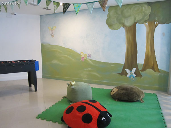 Detail of the sector for young children in the playroom for children and adolescents.<br><br>This environment is closed.