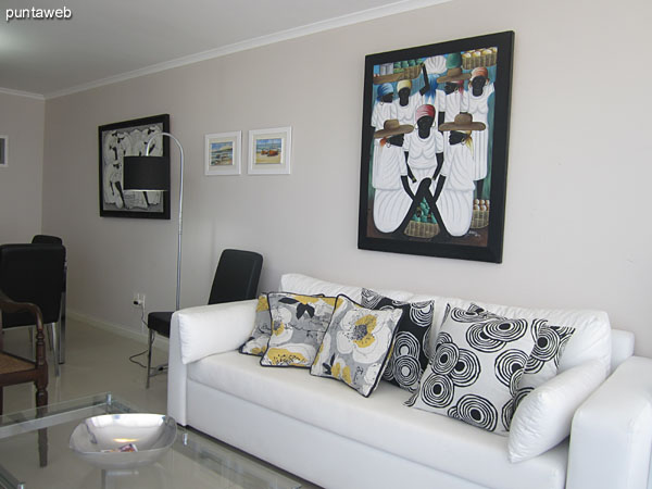 General view of the living room from the living room.<br><br>This room has a couch and two single three bodies around a low table in glass and metal.