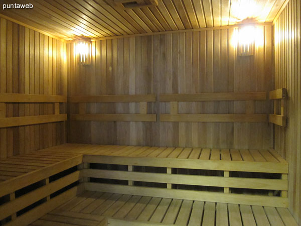Acceso al sauna seco.