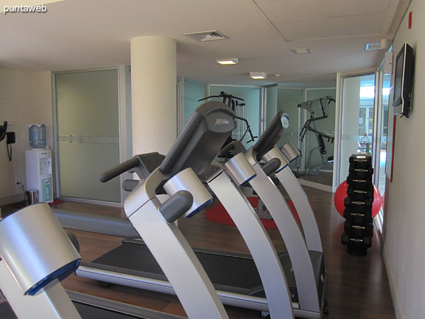 Gimnasio. Situado en planta baja del edificio, junto a la pileta climatizada.