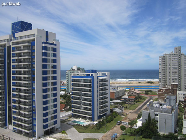 Vista desde el balcn hacia el sur sobre el entorno de las torres de la rambla Lorenzo Battle Pacheco. <br><br>Al fondo, el ocano Atlntico sobre la playa Brava.