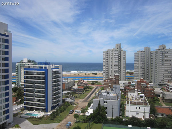 Fachada del edificio sobre la Av. Chiverta. <br><br>El apartamento da al contrafrente con vistas a la playa Brava.