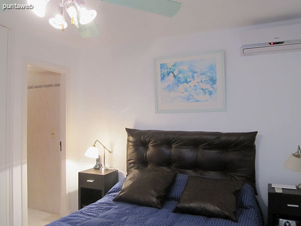 Master bedroom with en suite.<br><br>Conditioned and equipped with a double bed, air conditioning, ceiling fan and hairdryer.<br><br>Offers views of the Brava beach on the Atlantic Ocean.