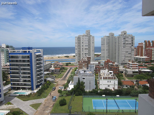 Vista desde la cabecera de cama del dormitorio principal en suite hacia la entrada.<br><br>Al fondo se aprecia la disposicin del televisor de pantalla plana.