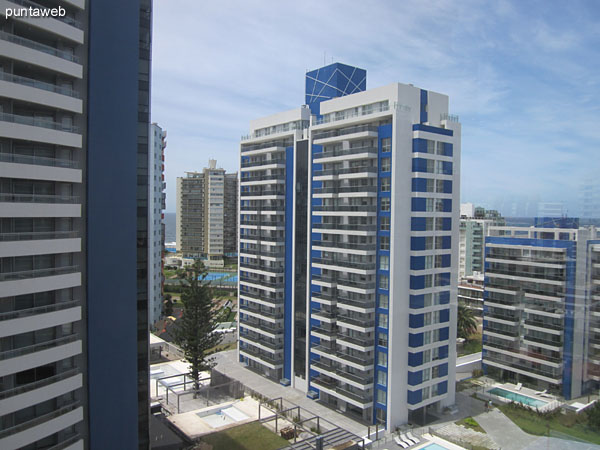 Vista desde la ventana sur del dormitorio principal hacia el ocano Atlntico sobre la playa Brava.