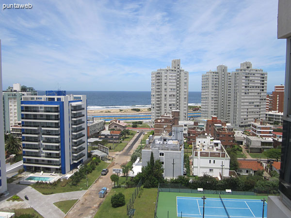 Vista general del segundo dormitorio desde la esquina junto a las ventanas hacia la puerta de entrada.