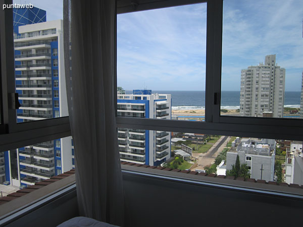 Vista hacia el sur sobre el ocano Atlntico desde la ventana del segundo dormitorio.