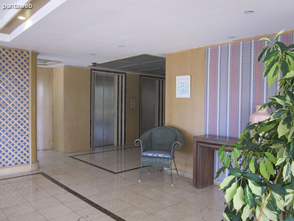 Overview of the lobby of the building.