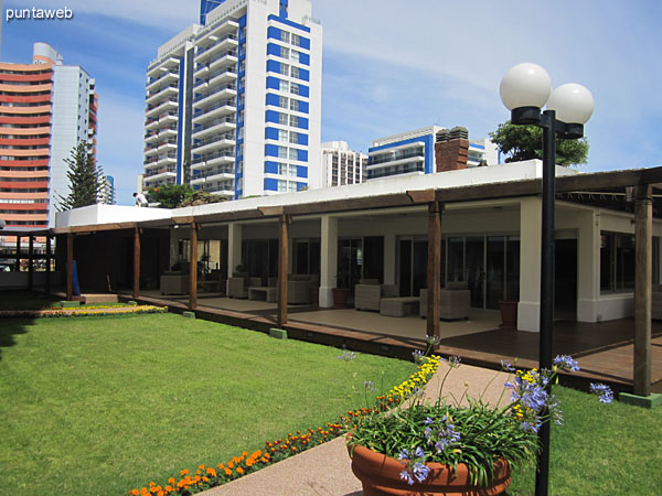 Gimnasio. Situado al contrafrente del edificio sobre el lateral oeste en planta baja.<br><br>Se accede por la sala para adultos.<br><br>Equipado con cintas para caminar, bicicletas fijas y sistemas de pesas.