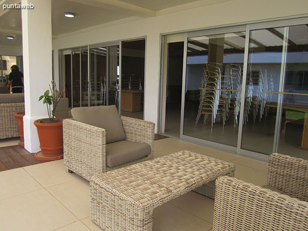 Patio over barbecues sector.<br><br>Conditioning with armchairs and coffee tables.