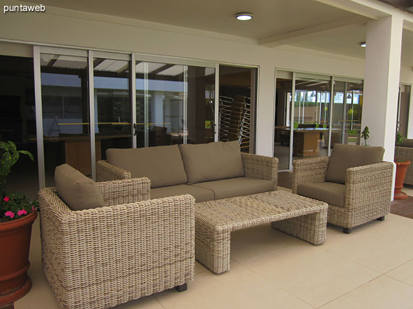 Patio over barbecues sector.<br><br>Conditioning with armchairs and coffee tables.