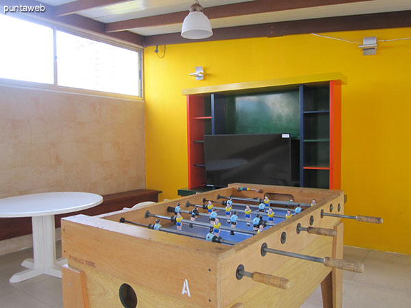 Sala de juegos para nios y adolescentes.<br><br>Equipada con mesa de ping pong, futbolito, televisor de pantalla plana y tres pantallas ms con consolas de videojuegos.