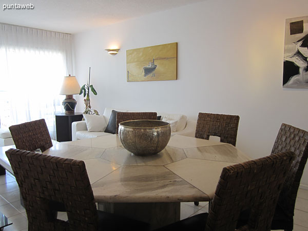 General view of the living room from the door to the apartment.<br><br>In the foreground, the dining table in the background the room.<br><br>On the left side the flat screen TV and audio equipment.<br><br>At bottom left, access to the balcony conditioning with a table and four chairs.