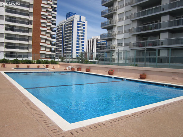 Vista general del jardn del edificio sobre el lateral oeste.<br><br>Hacia este lado se encuentran las piscinas al aire libre.