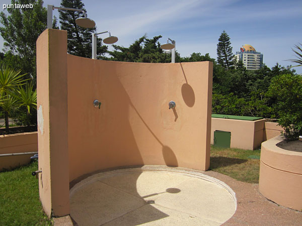 Vista general de la piscina al aire libre para nios.