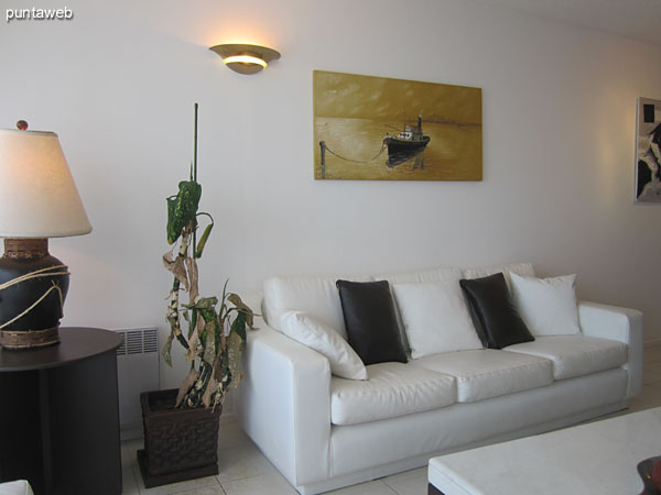 General view of the living room from the living room to the entrance to the apartment.<br><br>In the background large mirror on a low placard.<br><br>Right at the bottom, access to the bedrooms.