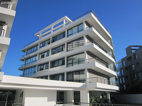 Overview building block where the apartment from the garden.