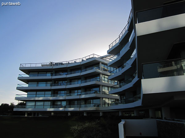 Fachada del edificio sobre la esquina del lateral este.