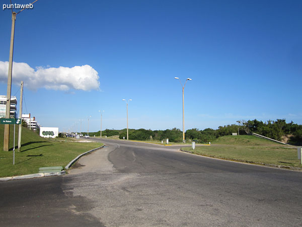 Fachada del edificio desde el lateral este.