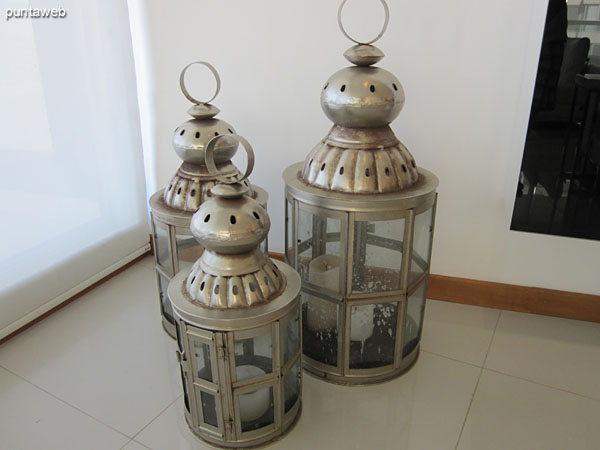 Detalle del espacio de comedor. Acondicionado con mesa en metal y vidrio con ocho sillas.