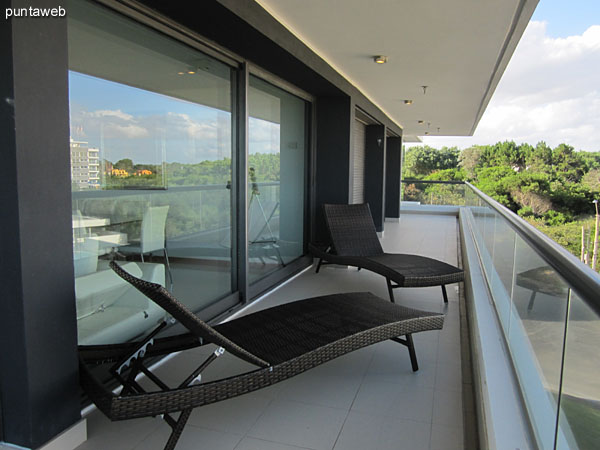 Vista hacia la playa Brava desde el living comedor.<br><br>Este ambiente ofrece una vista en primera lnea al mar en todo el ancho dle apartamento.