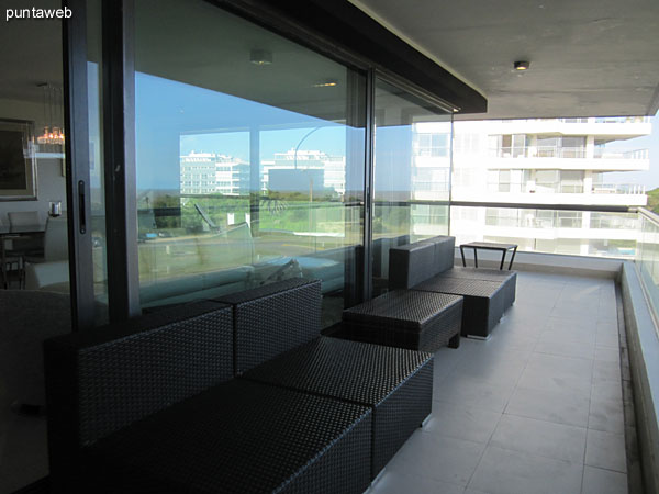 Vista general del balcón terraza en L en el tramo al frente dle apartamento.<br><br>Está acondicionado con reposeras y mesas en símil rattan.