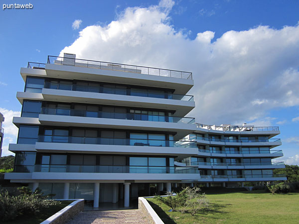 Fachada del edificio en dos bloques ubicado en la parada 31 de la playa Brava.<br><br>El apartamento es un tercer piso esquinero sobre el bloque de la derecha de la imagen con vista al mar. 