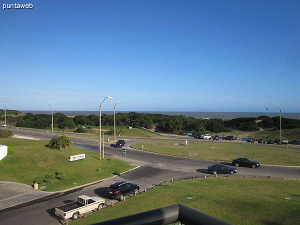 Vista general del balcn terraza en L en el tramo al frente dle apartamento.<br><br>Est acondicionado con reposeras y mesas en smil rattan.