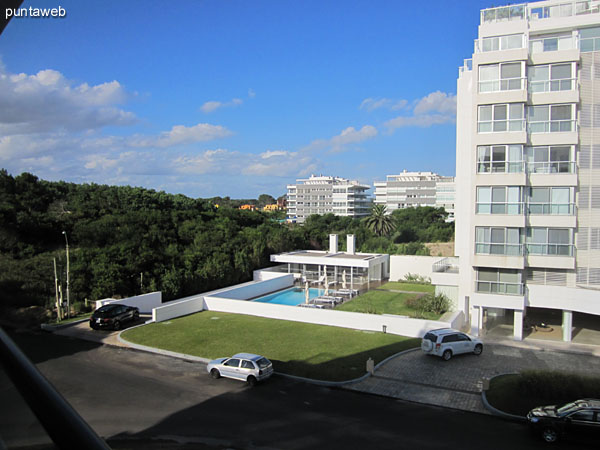 Vista desde el lateral este del balcn terraza en L hacia el este sobre la playa Brava.